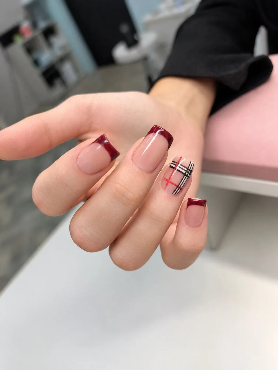 Бордовый френч и ноготь в клетку